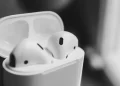 iOS 26 Memungkinkan AirPods Mengendalikan Kamera iPhone dari Jarak Jauh