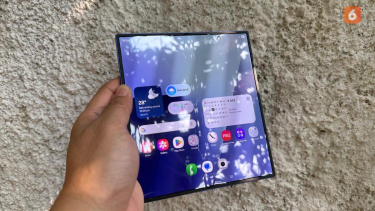 HP Lipat Super Tipis dengan Kamera 200MP dan AI Canggih pada Galaxy Z Fold7