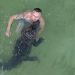 Pria Ini Pelihara dan Berenang dengan Aligator yang Berani