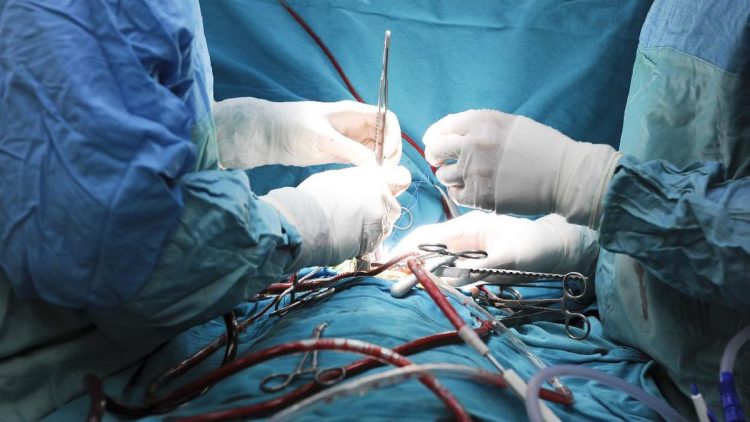 Dokter China Sukses Operasi Pasien dengan Kepala Hampir Terputus