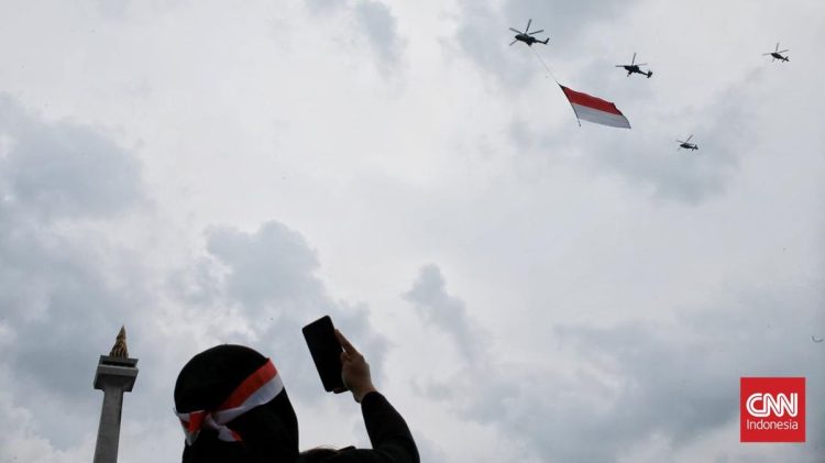 Awan Tebal Menutupi Monas Saat Perayaan HUT RI