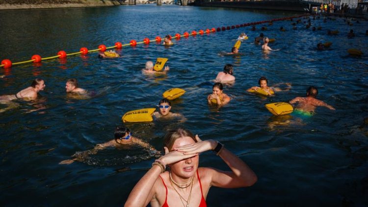 Warga Berbondong-Bondong Masuk Sungai Seine Saat Cuaca Panas di Paris