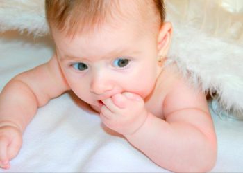 Mengapa Bayi Mengucek Mata Saat Mengantuk? Simak Penjelasan Ahli