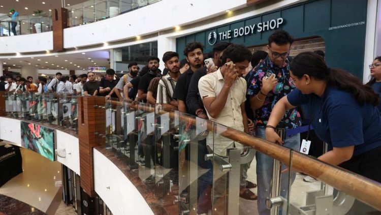Antrean Panjang Warga India untuk Membeli iPhone 17