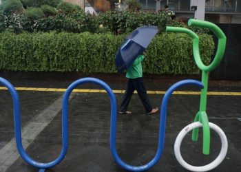 Riset Ungkap Hujan Jakarta Mengandung Mikroplastik dan Bahayanya