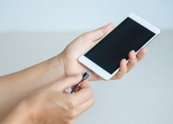 Hp Tidak Bisa Isi Daya? Berikut Cara Mengatasinya