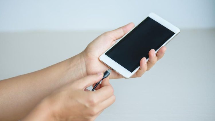 Hp Tidak Bisa Isi Daya? Berikut Cara Mengatasinya