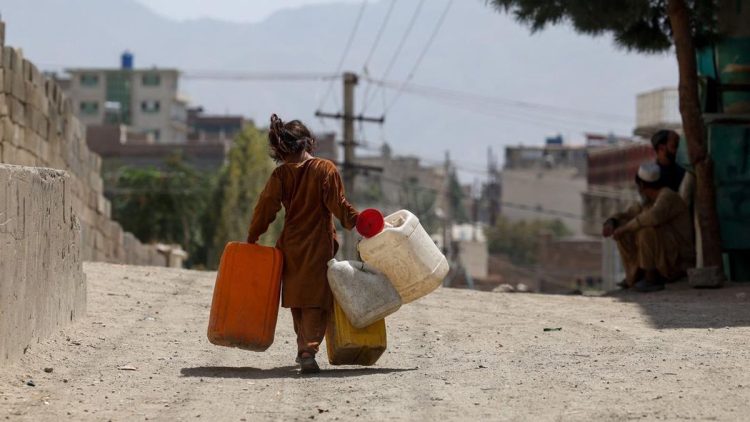 Anak-anak di Afghanistan Berhenti Sekolah Demi Mendapatkan Air Bersih