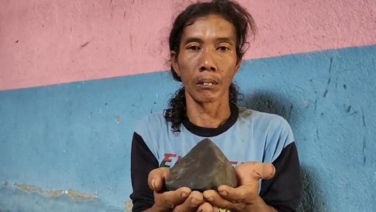 Warga Tegal Temukan Batu Diduga Meteor, Berikut Penampakannya