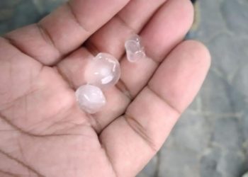 Hujan Es Melanda Jakarta Selasa Sore, BMKG Jelaskan Penyebabnya