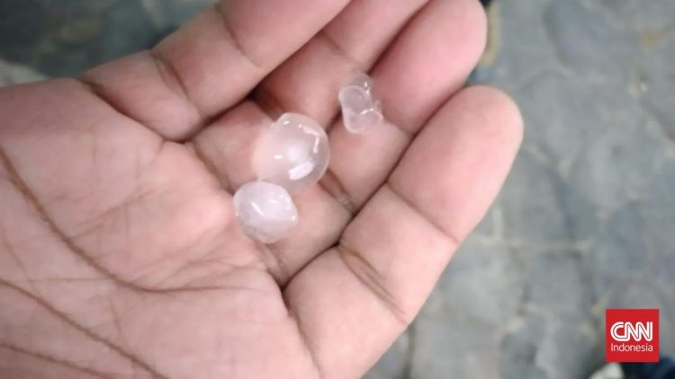 Hujan Es Melanda Jakarta Selasa Sore, BMKG Jelaskan Penyebabnya