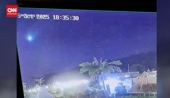 Meteor Melintasi Langit Cirebon Terekam dalam Detik-detik Menegangkan