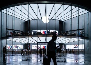 Desain Khusus iPhone Baru Dengan Kamera Selfie Tersembunyi