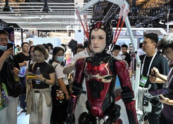 Robot Humanoid Bekerja di Pusat Perbelanjaan China Menggugah Minat Publik