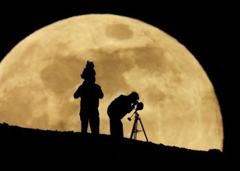 Fenomena Supermoon Terakhir Tahun 2025 dalam Foto