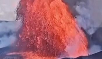 Saksikan Semburan Lava Mengguncang Hingga 30 Meter di Kilauea Hawaii