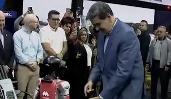 Presiden Venezuela Nicolas Maduro Berdansa dengan Robot Humanoid