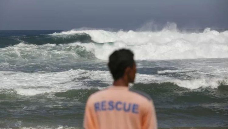 Siklon Nokaen Aktif, BMKG Ingatkan Bahaya Gelombang Tinggi