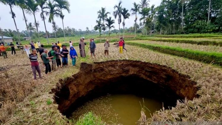Kemunculan Membuat Heboh Warga Sumbar, Apa Itu Sinkhole?