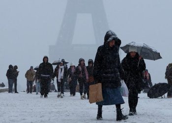 Paris Terkena Salju Ekstrem di Awal Tahun
