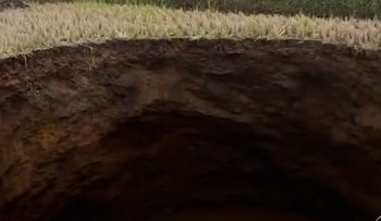 Lubang Raksasa Menjadi Pusat Perhatian Warga Sumbar