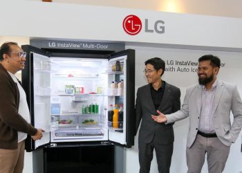 Fitur Kulkas Multi-Door dengan Pembuat Es Otomatis dan Kendali Jarak Jauh