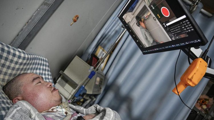 Lumpuh Total, Pria China Gunakan 1 Jari untuk Operasikan Smart Farming